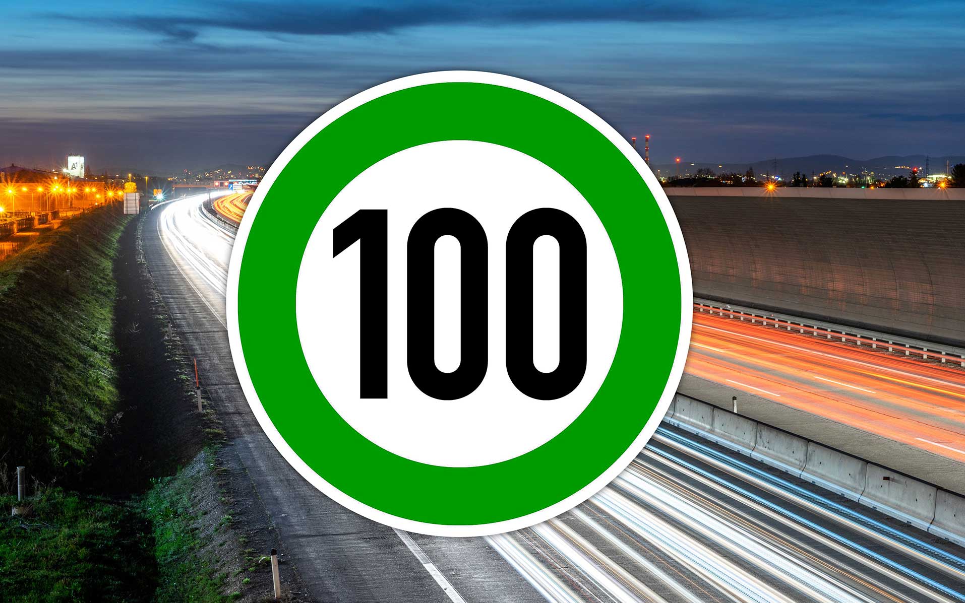 Neue Petition für Tempolimits: grun gefärbtes Tempo 100-Verkehrsschild vor einer abendlichen Autobahnstimmung mit verwischten Lichtspuren auf beiden Fahrspuren